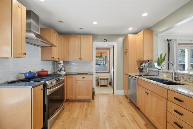 492 Elm St, Northampton, MA 01060