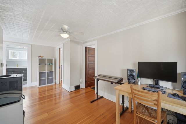 492 Elm St, Northampton, MA 01060