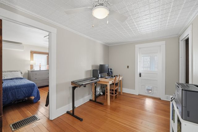 492 Elm St, Northampton, MA 01060