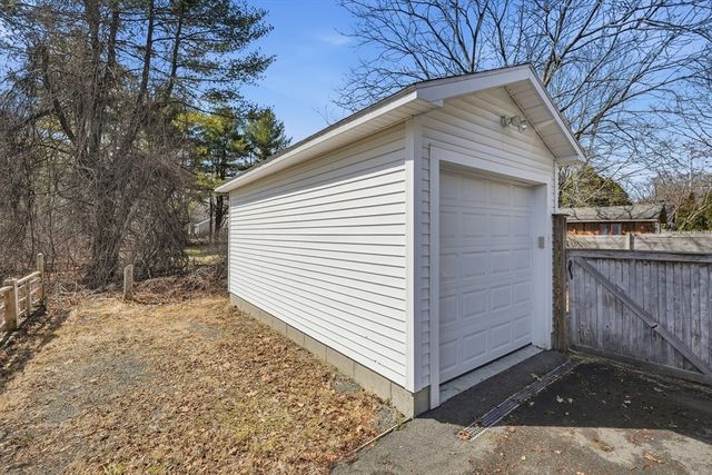 492 Elm St, Northampton, MA 01060