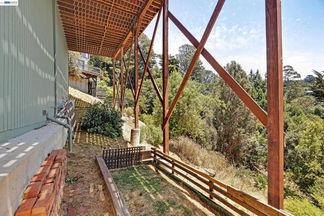 2245 Pelham Pl, Oakland, CA 94611