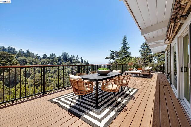 2245 Pelham Pl, Oakland, CA 94611