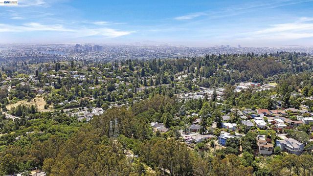 2245 Pelham Pl, Oakland, CA 94611