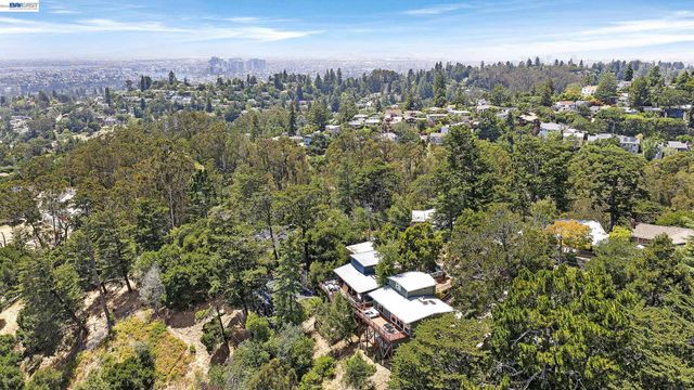 2245 Pelham Pl, Oakland, CA 94611