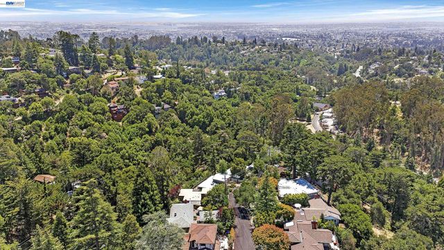 2245 Pelham Pl, Oakland, CA 94611