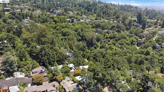 2245 Pelham Pl, Oakland, CA 94611