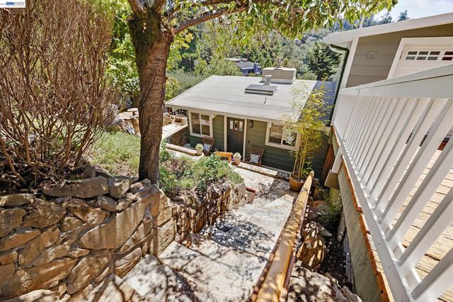 2245 Pelham Pl, Oakland, CA 94611