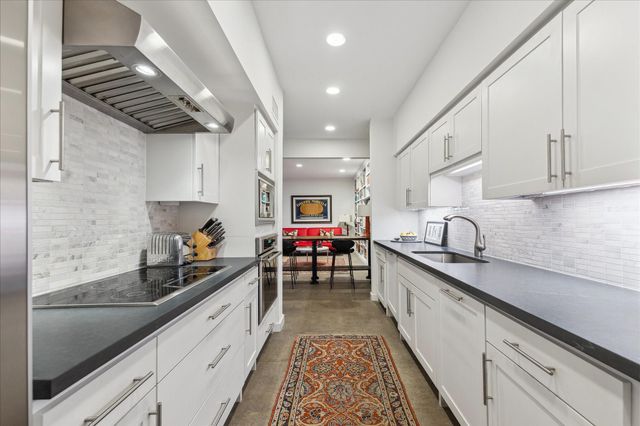 10 S Briar Hollow Lane 55, Houston, TX 77027