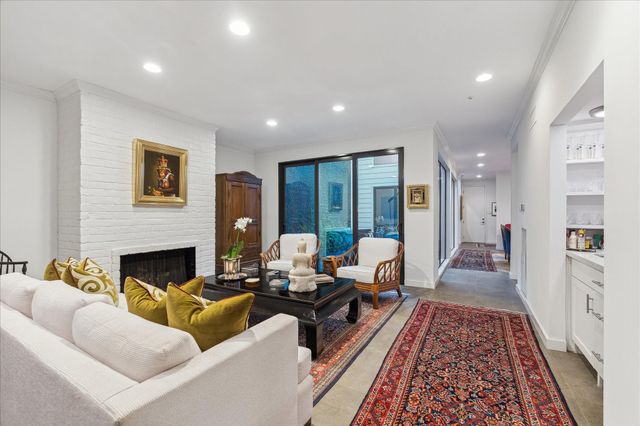 10 S Briar Hollow Lane 55, Houston, TX 77027