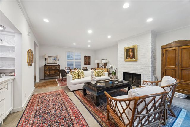 10 S Briar Hollow Lane 55, Houston, TX 77027