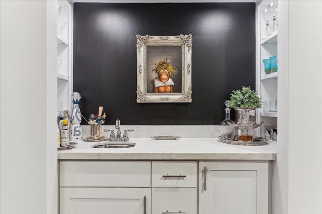 10 S Briar Hollow Lane 55, Houston, TX 77027