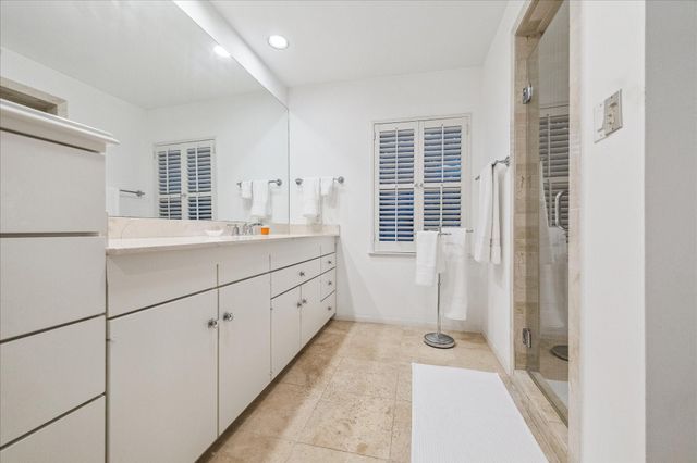 10 S Briar Hollow Lane 55, Houston, TX 77027