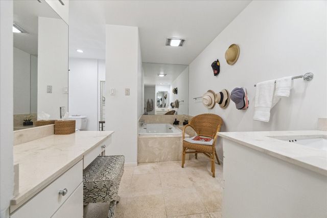 10 S Briar Hollow Lane 55, Houston, TX 77027