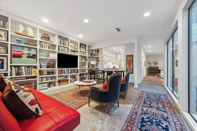 10 S Briar Hollow Lane 55, Houston, TX 77027