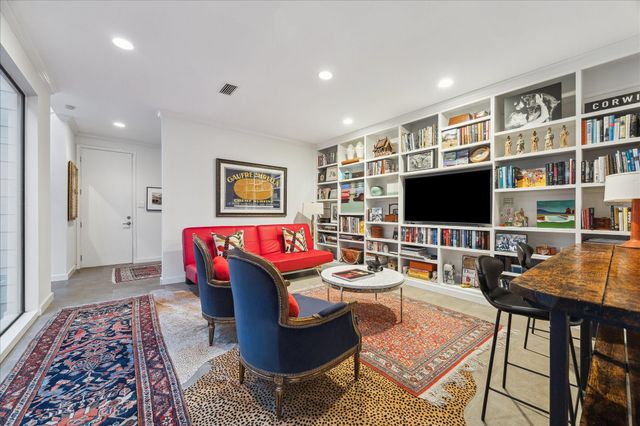 10 S Briar Hollow Lane 55, Houston, TX 77027