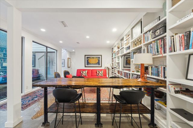 10 S Briar Hollow Lane 55, Houston, TX 77027