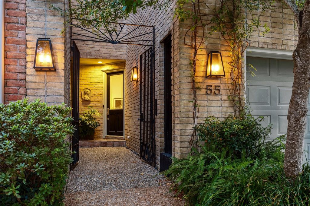 10 S Briar Hollow Lane 55, Houston, TX 77027