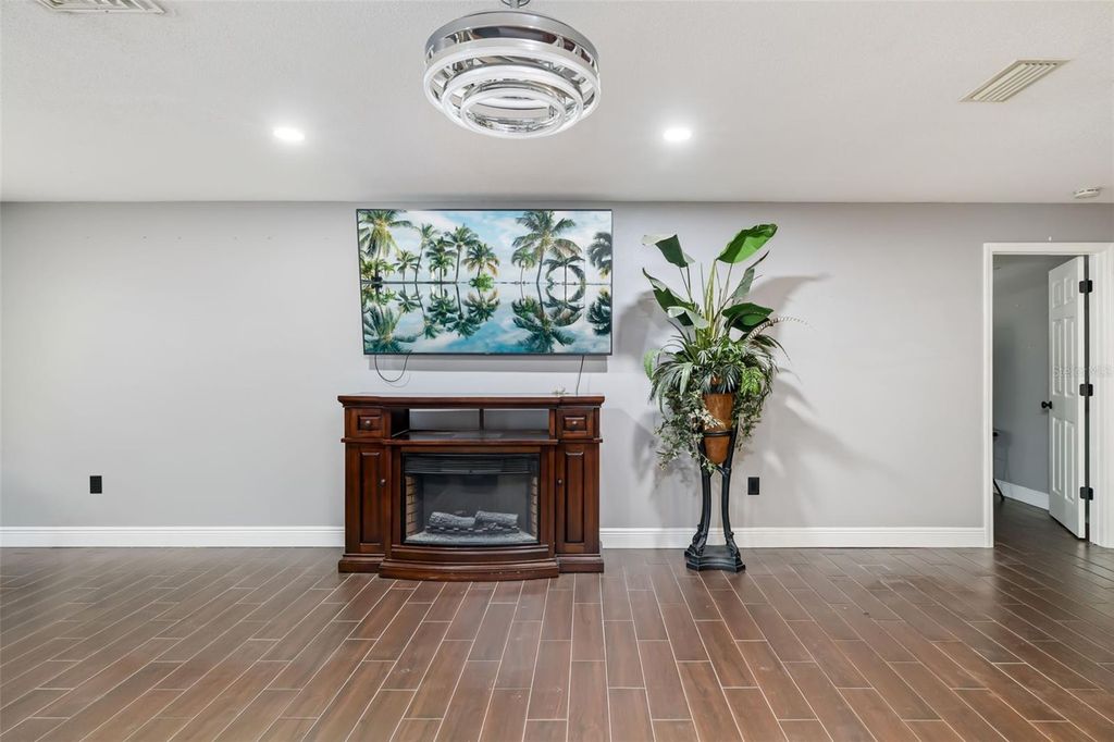 Image 12 of property listing at 186 SUNWARD AVENUE, Palm Harbor, FL 34684