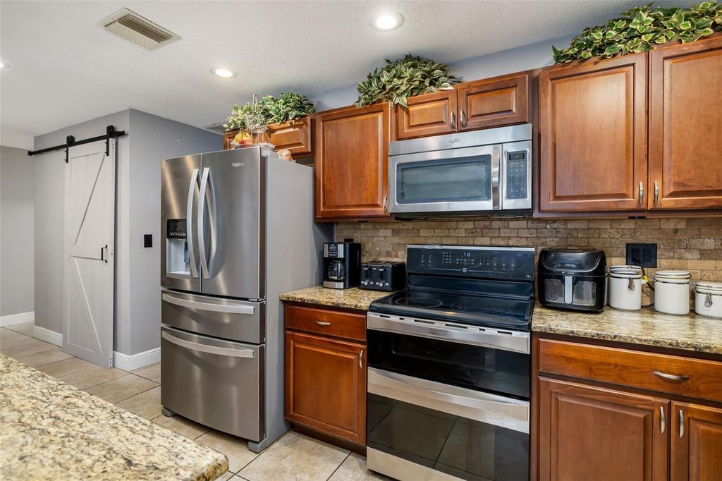 Image 15 of property listing at 186 SUNWARD AVENUE, Palm Harbor, FL 34684