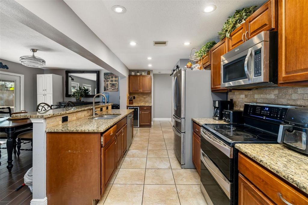 Image 17 of property listing at 186 SUNWARD AVENUE, Palm Harbor, FL 34684