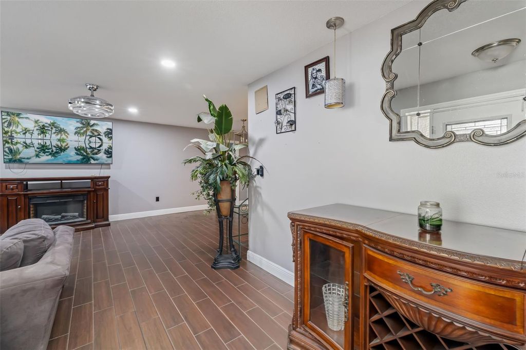 Image 9 of property listing at 186 SUNWARD AVENUE, Palm Harbor, FL 34684