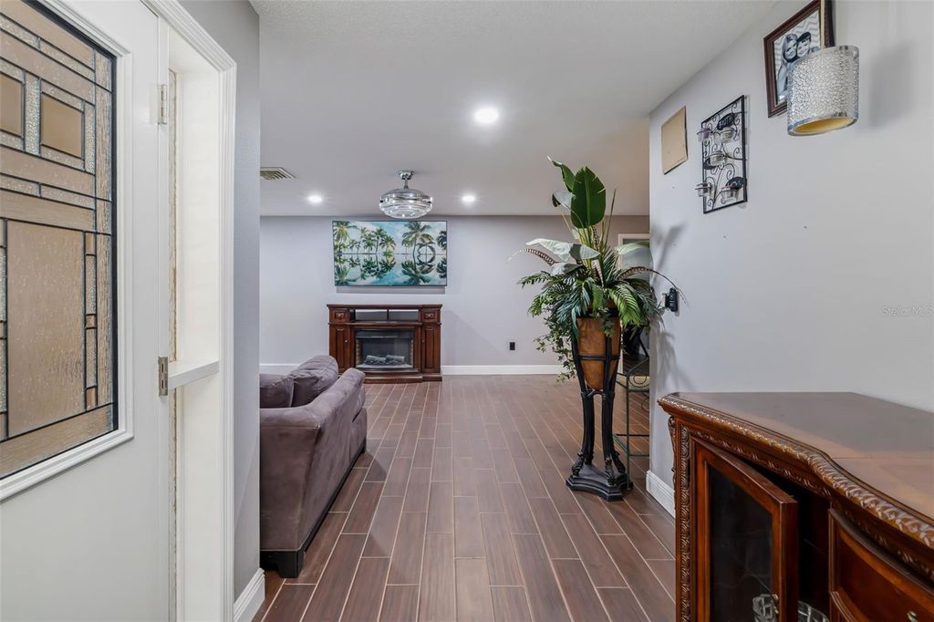 Image 10 of property listing at 186 SUNWARD AVENUE, Palm Harbor, FL 34684