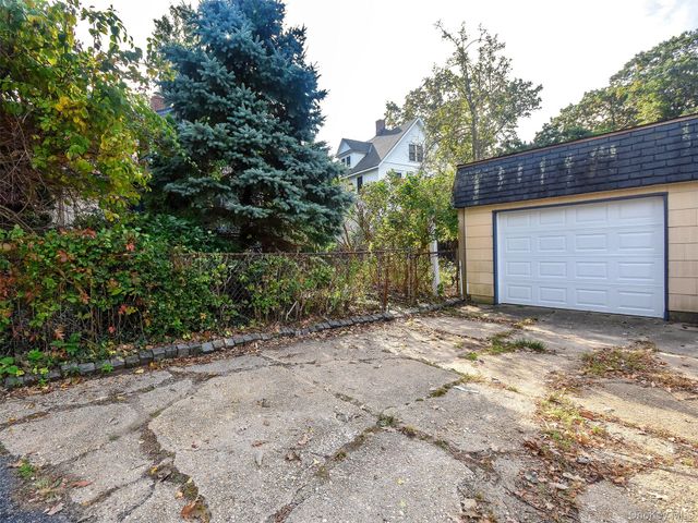 27 Summit Avenue, Sea Cliff, NY 11579