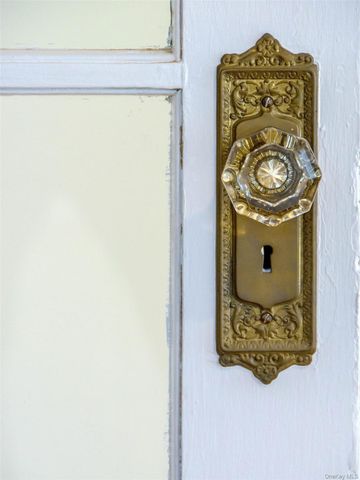 27 Summit Avenue, Sea Cliff, NY 11579