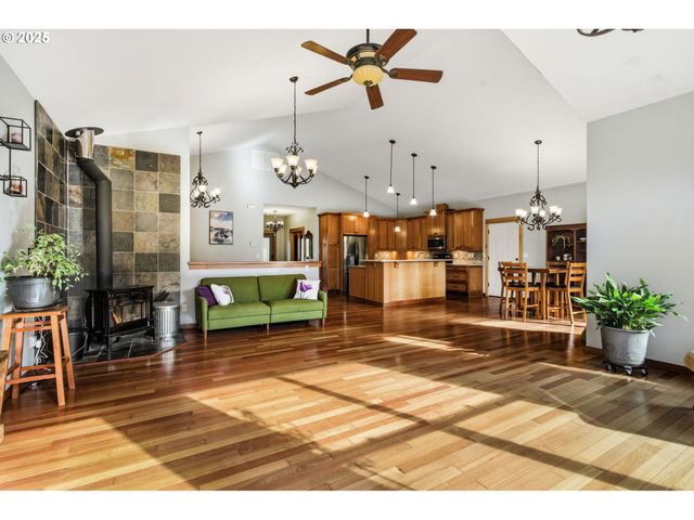 156 WETLEAU Dr, Lowell, OR 97452