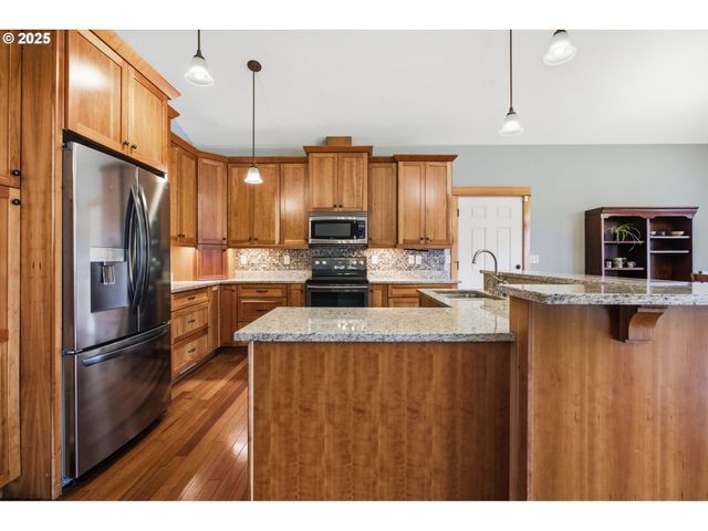 156 WETLEAU Dr, Lowell, OR 97452