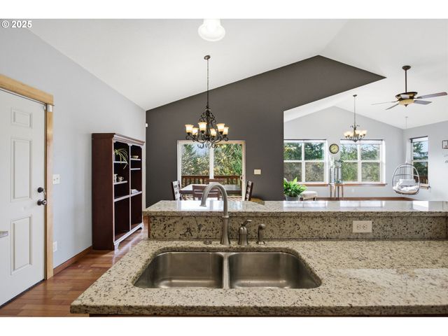 156 WETLEAU Dr, Lowell, OR 97452