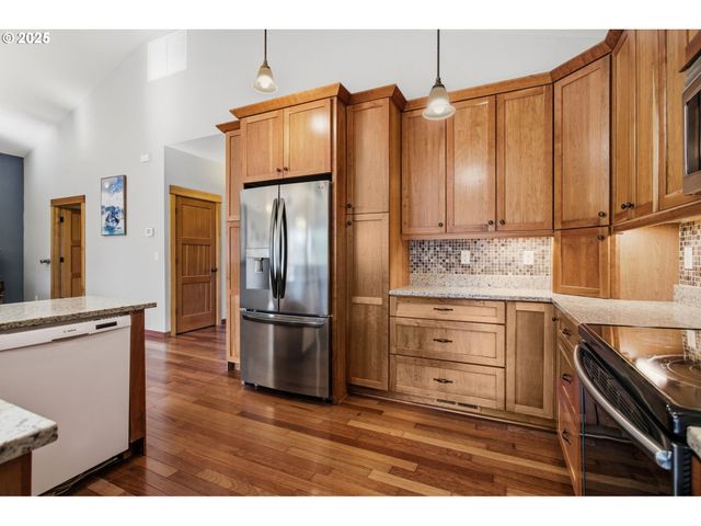 156 WETLEAU Dr, Lowell, OR 97452