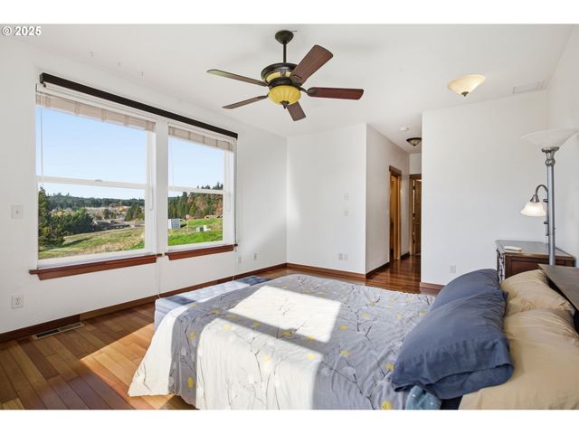 156 WETLEAU Dr, Lowell, OR 97452