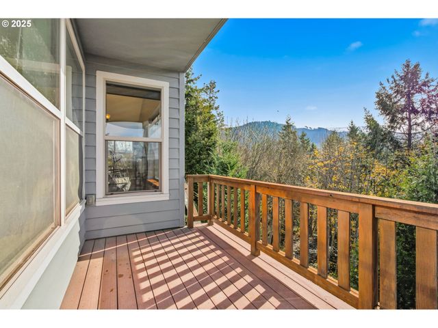 156 WETLEAU Dr, Lowell, OR 97452