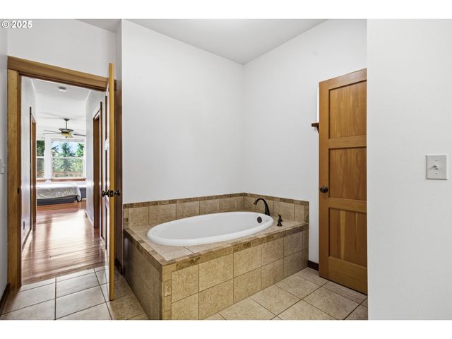 156 WETLEAU Dr, Lowell, OR 97452