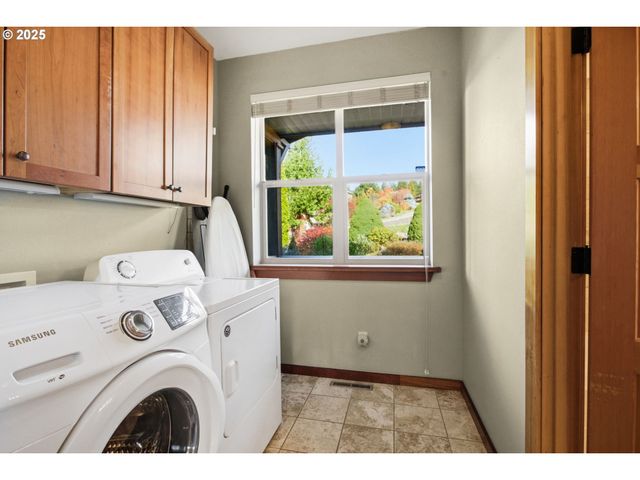 156 WETLEAU Dr, Lowell, OR 97452