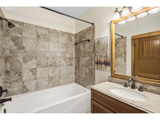 156 WETLEAU Dr, Lowell, OR 97452