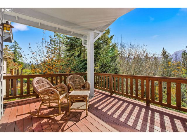 156 WETLEAU Dr, Lowell, OR 97452