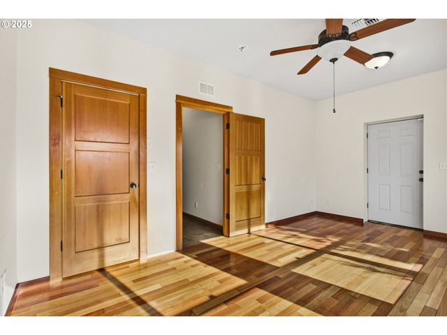 156 WETLEAU Dr, Lowell, OR 97452