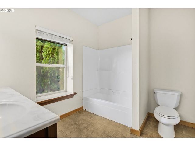 156 WETLEAU Dr, Lowell, OR 97452