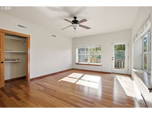 156 WETLEAU Dr, Lowell, OR 97452