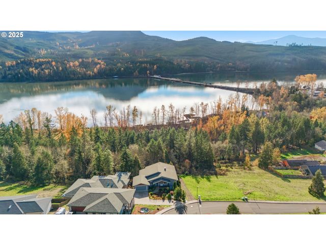 156 WETLEAU Dr, Lowell, OR 97452