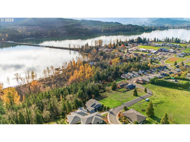 156 WETLEAU Dr, Lowell, OR 97452