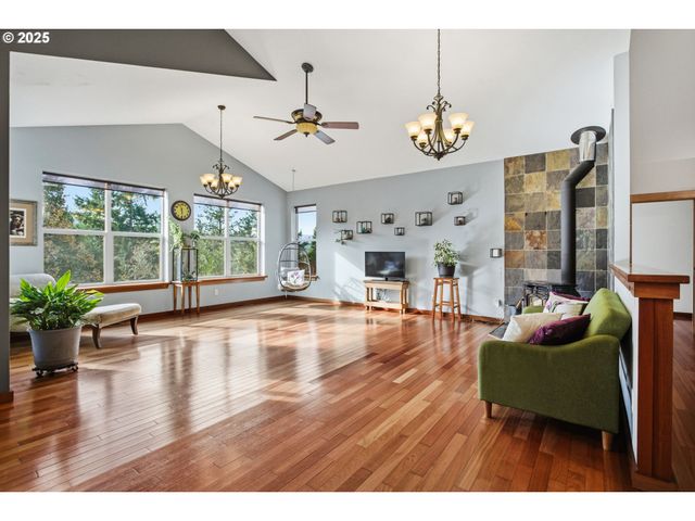 156 WETLEAU Dr, Lowell, OR 97452