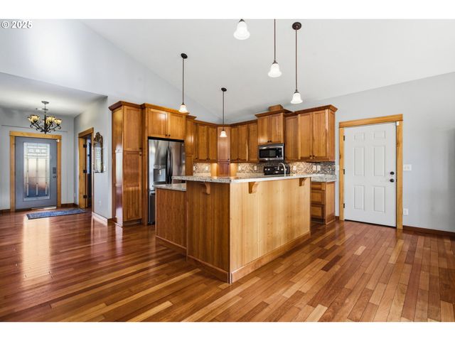 156 WETLEAU Dr, Lowell, OR 97452