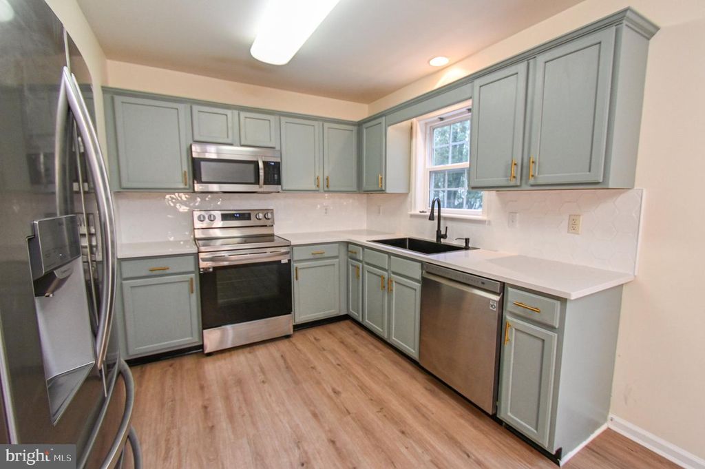 Image 2 of property listing at 1004 GRANITE CT, Salisbury, MD 21804