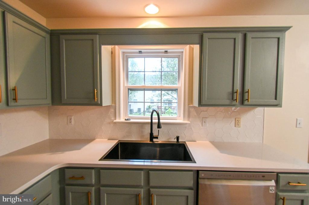 Image 4 of property listing at 1004 GRANITE CT, Salisbury, MD 21804