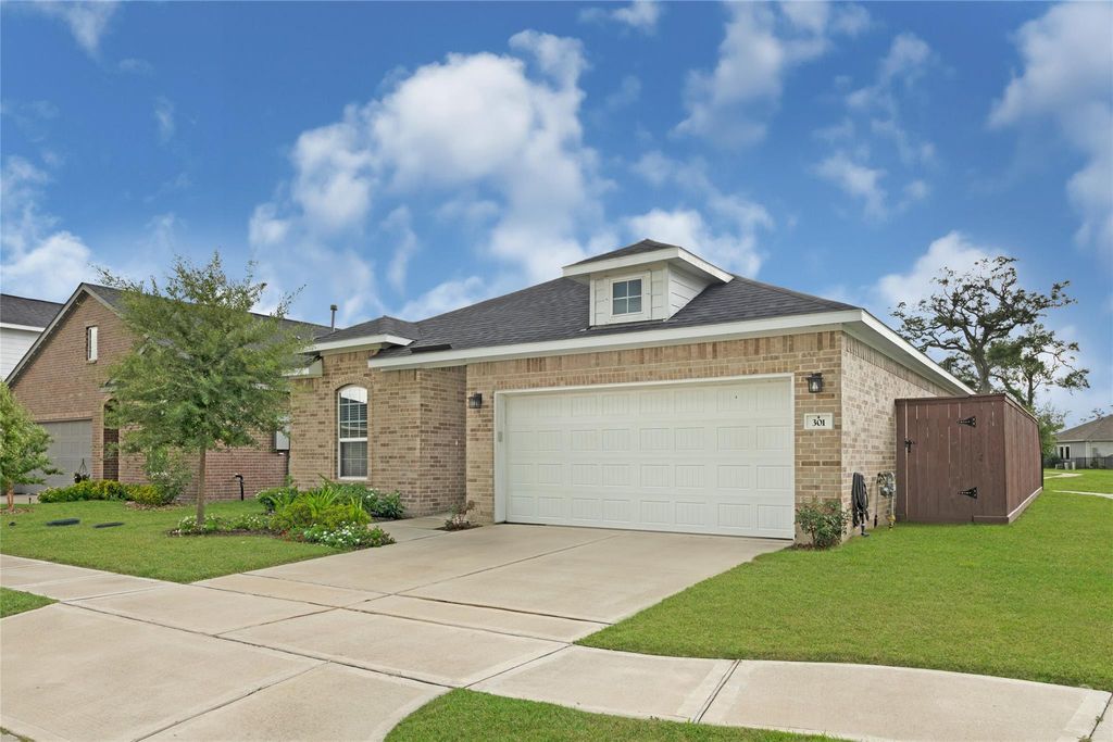 301 Prairie Grass Trail, Clute, TX 77531