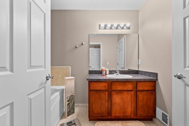 56696 Long Island Drive, Shelby Twp, MI 48316