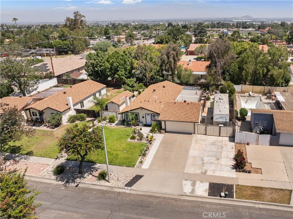Image 33 of property listing at 871 W Francis, Corona, CA 92882